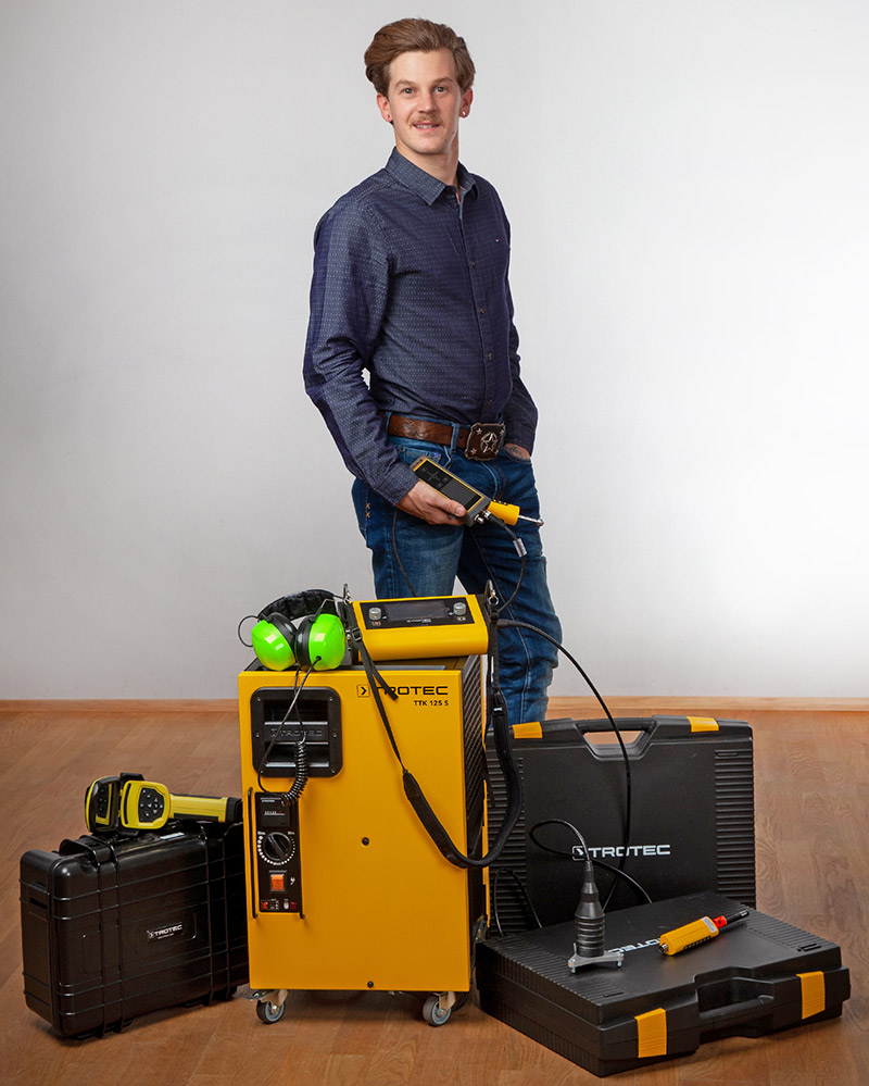 Marvin Raffeck mit Messtechnik zur Leckageortung